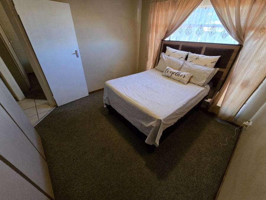 To Let 2 Bedroom Property for Rent in Kannoniers Park North West